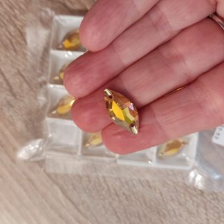 Cristal para coser forma hoja. Color Metallic Sunshine